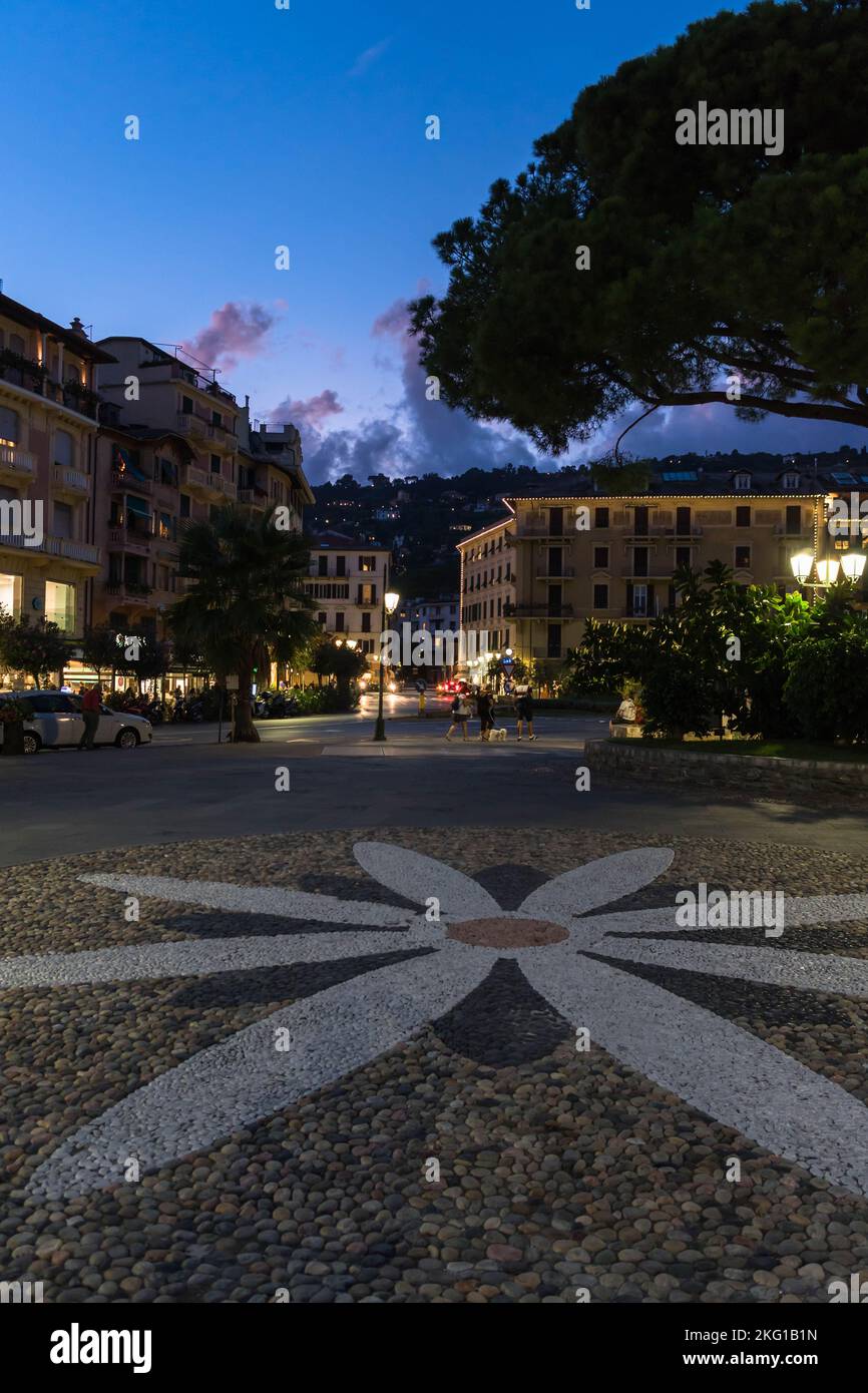 Nachtsicht über eine Kopfsteinpflasterblume in Richtung Piazza Vittorio Veneto, Santa Margherita Ligure Norditalien. September 2022 Stockfoto