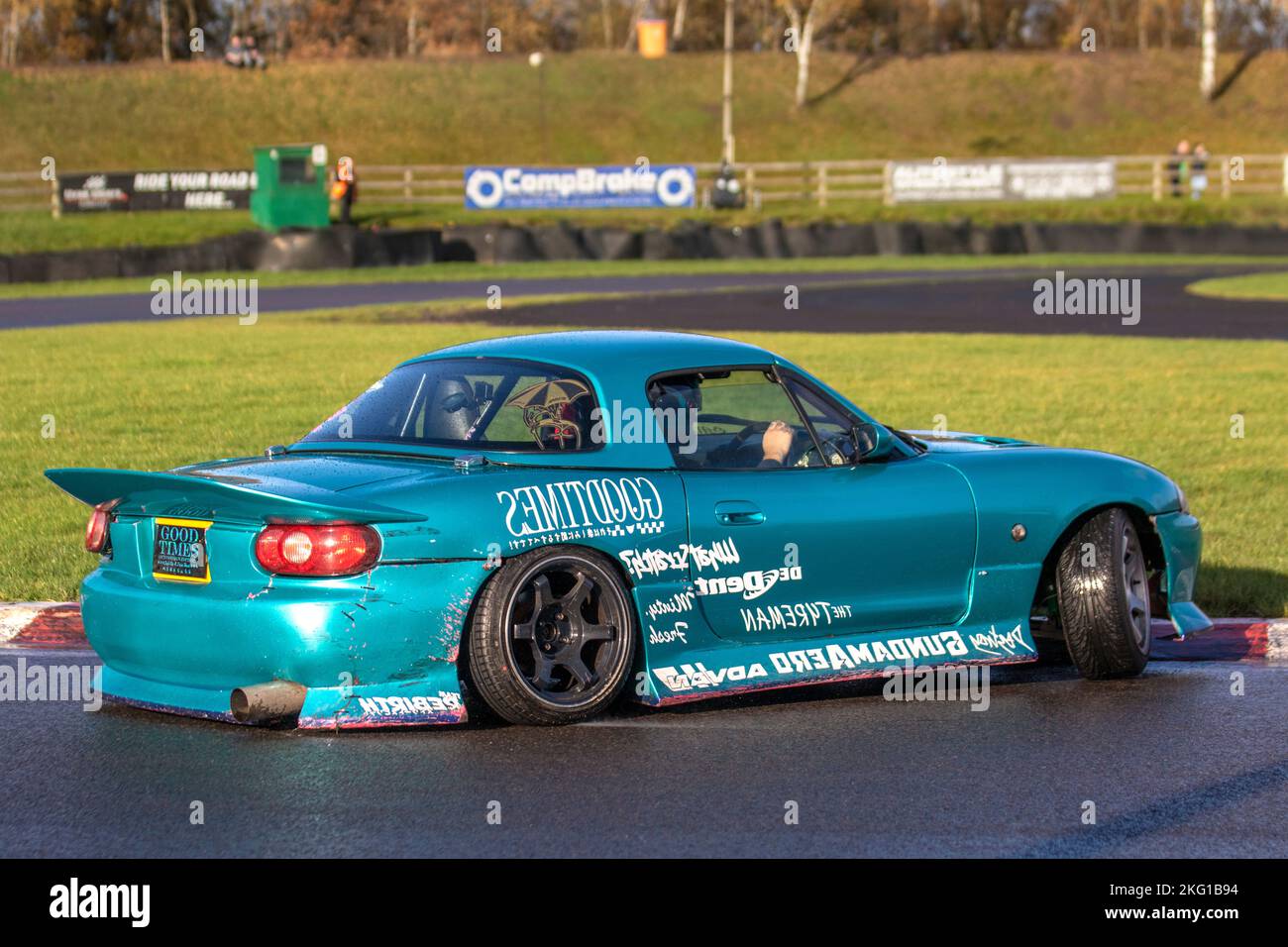 2002 MAZDA MX-5 GOODTIMES Blue Custom; Hinterradantrieb, Fahren auf Drift Tracks und High-Speed-Kurvenfahrten auf nassen Straßen auf einem Three Sisters Drift Day in Wigan, Großbritannien Stockfoto