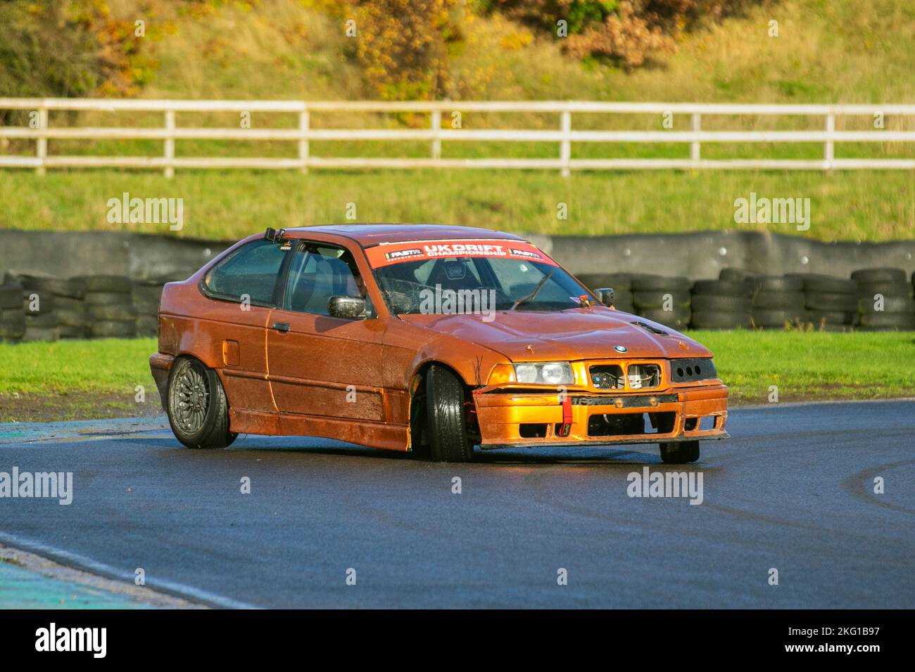 BMW-Fahrzeug mit Hinterradantrieb, das auf Drift-Strecken und Hochgeschwindigkeitskurvenfahrten auf nassen Straßen unterwegs ist, an einem Three Sisters Drift Day in Wigan, Großbritannien Stockfoto