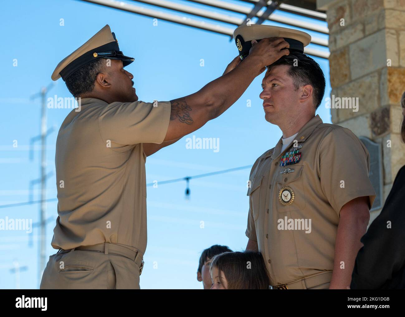 GEMEINSAME BASIS SAN ANTONIO-FORT SAM HOUSTON - (OKT 21, 2022) als Chief Petty Officer in der US Navy anerkannt zu werden, ist wohl eine der größten Auszeichnungen im Militärdienst. An dieser Tradition der Navy hielt sich die Navy Talent Acquisition Group (NTAG) San Antonio bei einer Zeremonie, die im Amphitheater des Warrior and Family Support Center in Anwesenheit von Angehörigen, Freunden und Dienstmitgliedern stattfand, an neun leitende Kleinoffiziere. Stockfoto