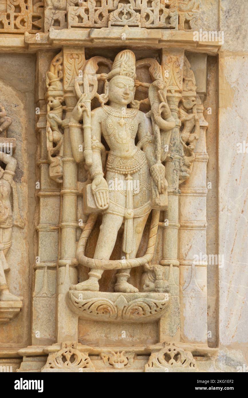 Geschnitzte Skulptur der Gottheit auf der Chaturmukha Mandir, Ranakpur Jain Tempel, Rajasthan, Indien. Stockfoto