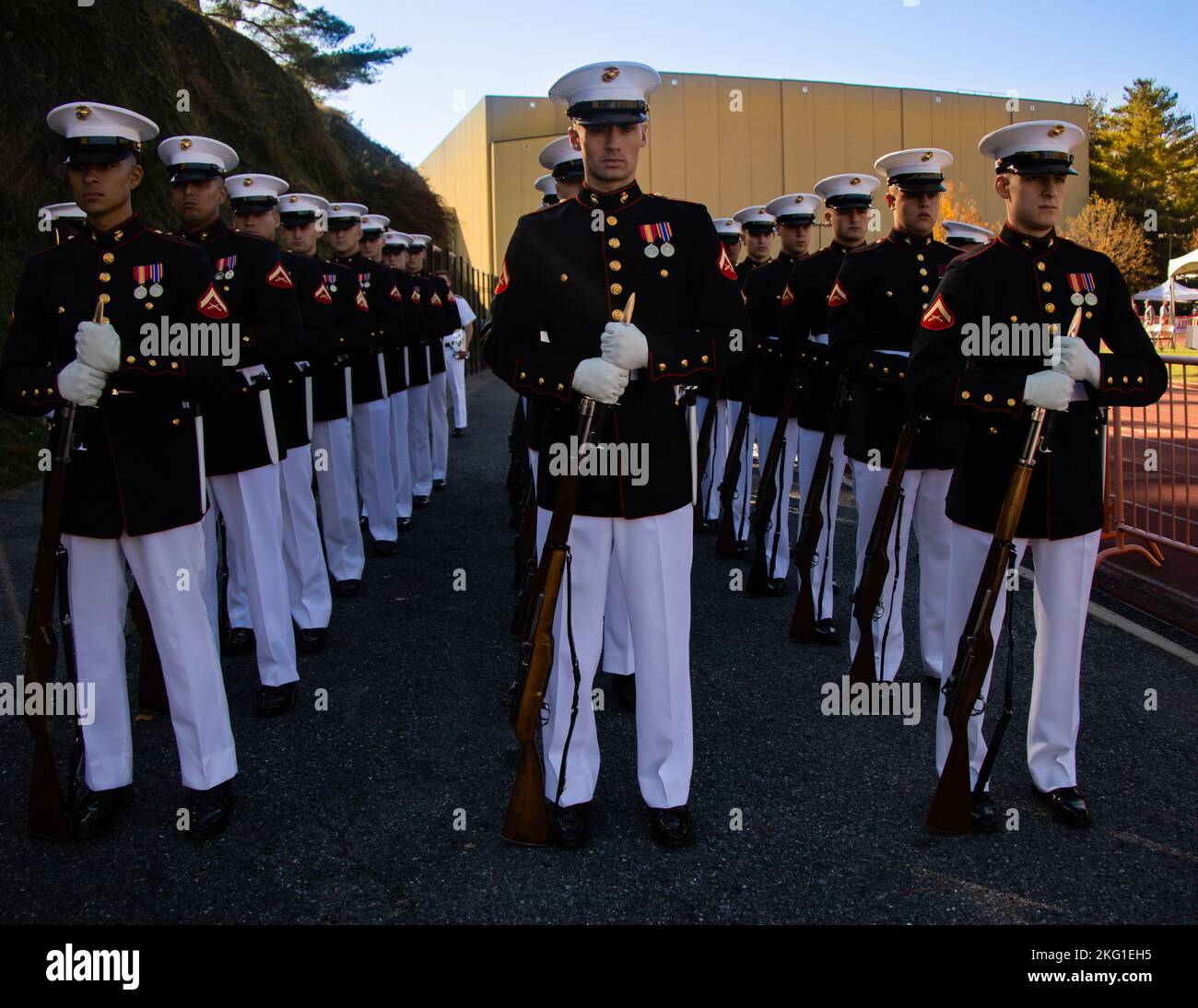 Marines mit „The Silent Drill Platoon“, Marine Barracks Washington, bereiten sich darauf vor, während eines Fußballspiels des Virginia Military Institute in Lexington, VA., 22. Oktober 2022, aufzutreten. Die Marines traten für Tausende von Kadetten und Familienmitgliedern auf, die an dem Spiel teilnahmen, und demonstrierten die Professionalität des United States Marine Corps. Stockfoto