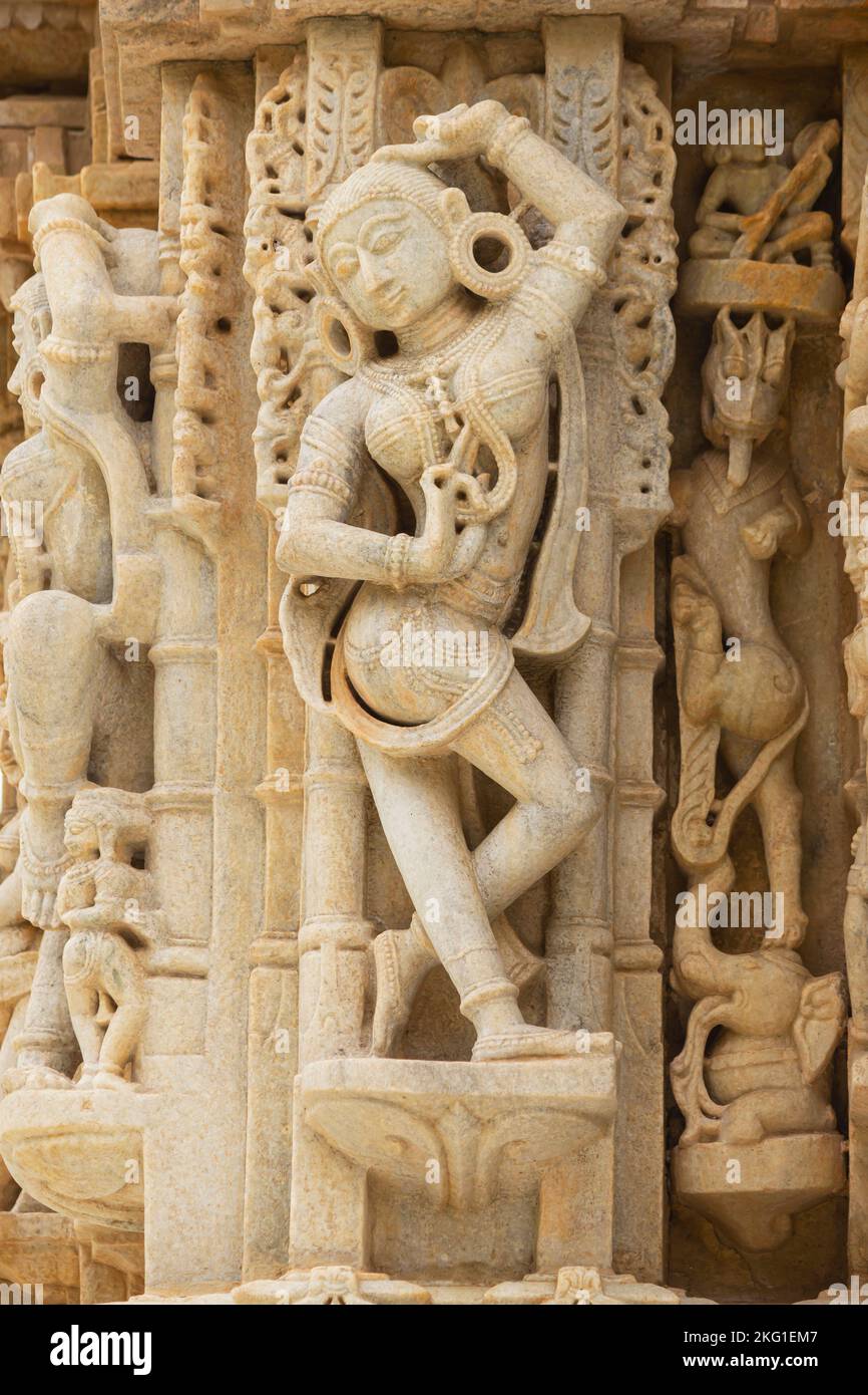 Skulptur des tanzenden Mädchens auf dem Neminath Jain Tempel, Ranakpur, Rajasthan, Indien. Stockfoto