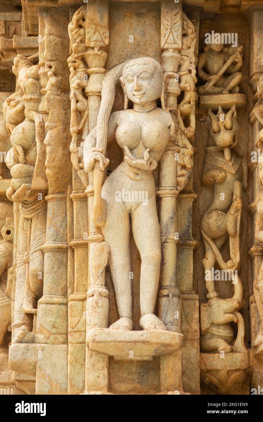 Skulptur des tanzenden Mädchens auf dem Neminath Jain Tempel, Ranakpur, Rajasthan, Indien. Stockfoto