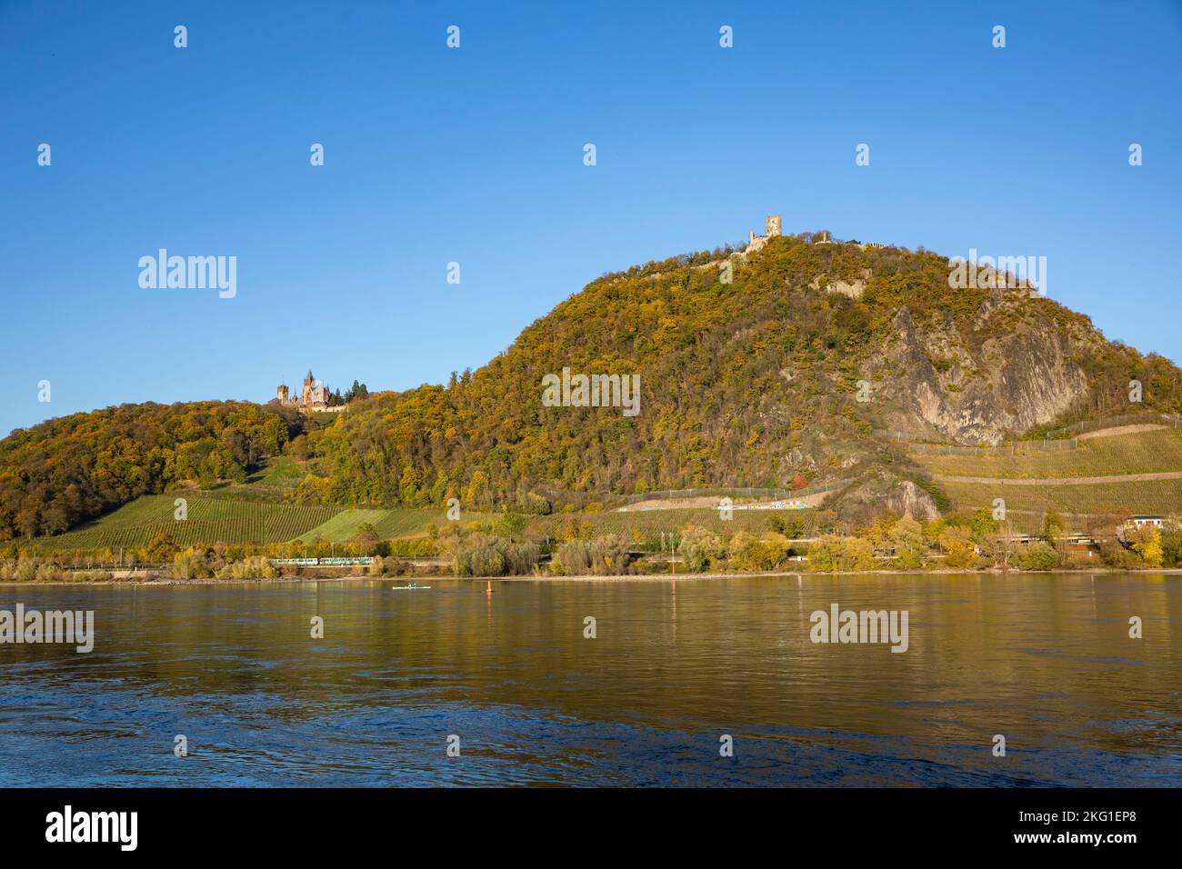 Drachenfels Hügel mit Burg und Ruine Drachenburg oberhalb von Königswinter, Rhein, Nordrhein-Westfalen, Deutschland. Drachenfels mit Schloss Drachenbu Stockfoto