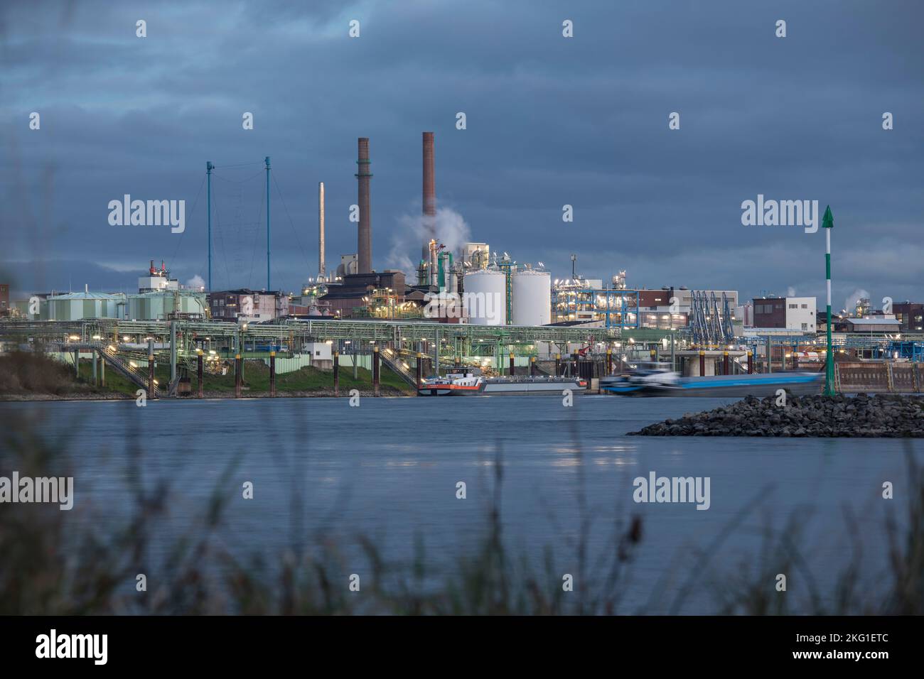 Im Chempark in Leverkusen, ehemals Bayer-Werk, bleibt wegen der Energiekrise das Firmenlogo Bayer Cross ausgeschaltet, Stockfoto