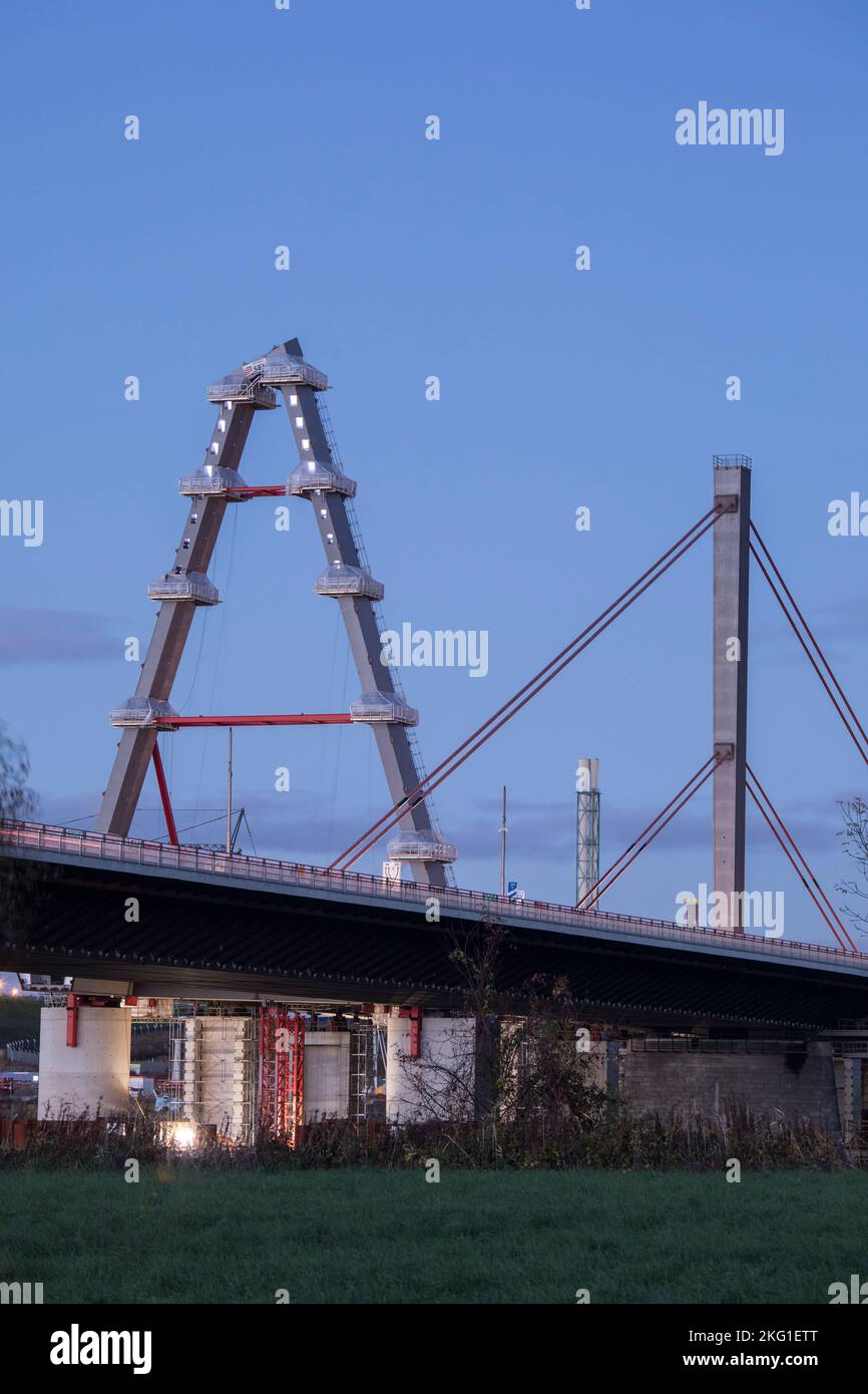 Baustelle der neuen Rheinbrücke der Autobahn A1 zwischen Köln und Leverkusen, der alten Brücke vor dem Mast des neuen bri Stockfoto