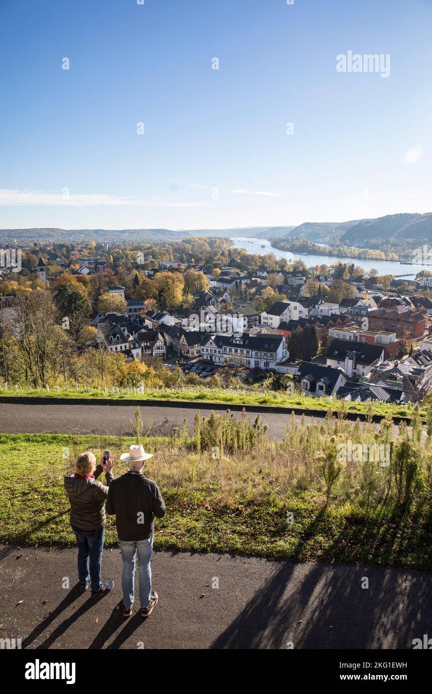 Blick vom Ulan-Denkmal auf Rhoendorf am Rhein, Nordrhein-Westfalen, Deutschland. Blick vom Ulanendekmal auf Rhoendorf am Rhein, Nordrhei Stockfoto