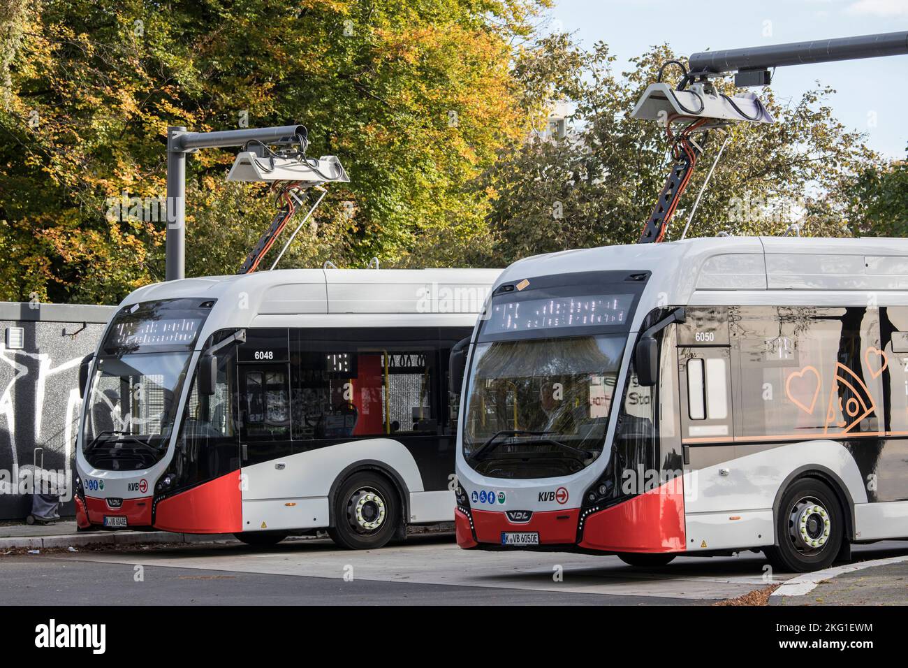 Elektrobusse der Koelner Verkehrs-Betriebe KVB an einer Ladestation in der Alfred-Schuette-Allee im Landkreis Poll, Köln. Elektrobus Stockfoto