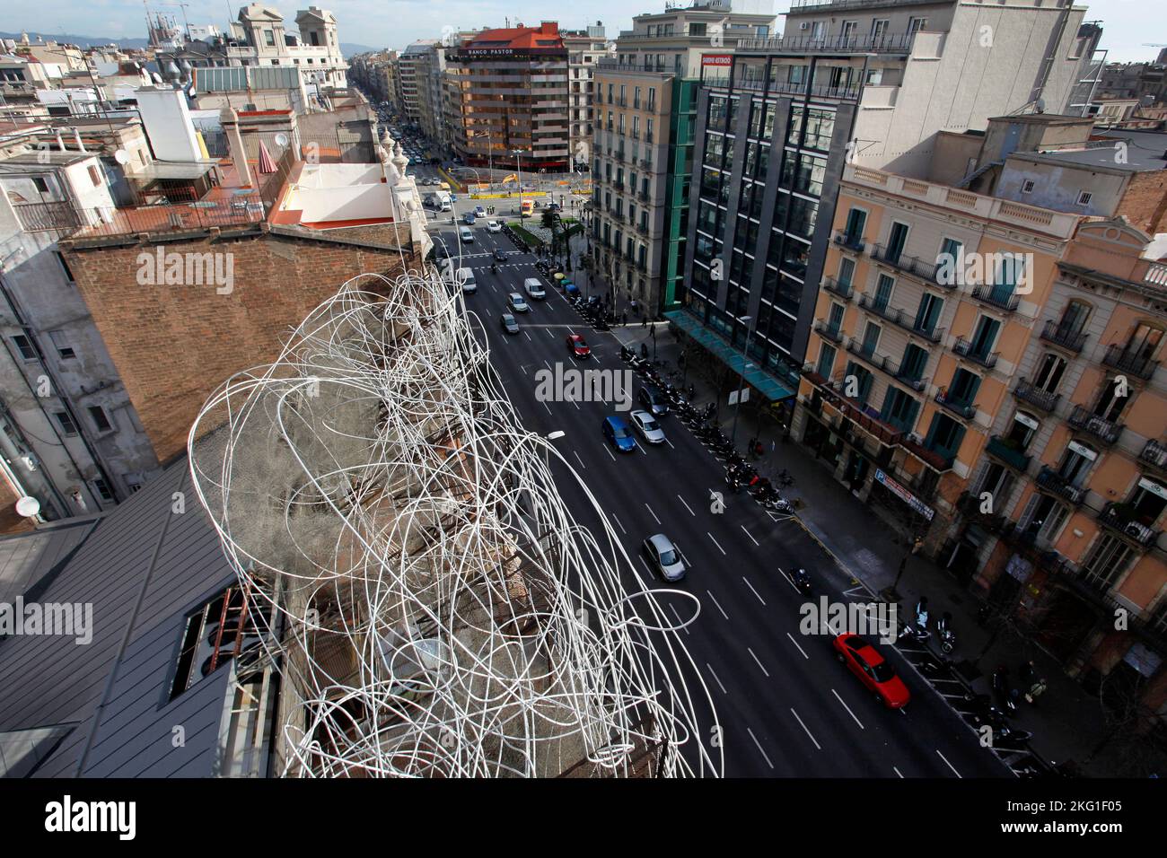 Das Gebäude der Antoni Tapies Foundation. Blick von oben mit der Eisenskulptur (Núvol i Cadira). Carrer Aragó, Barcelona. Stockfoto