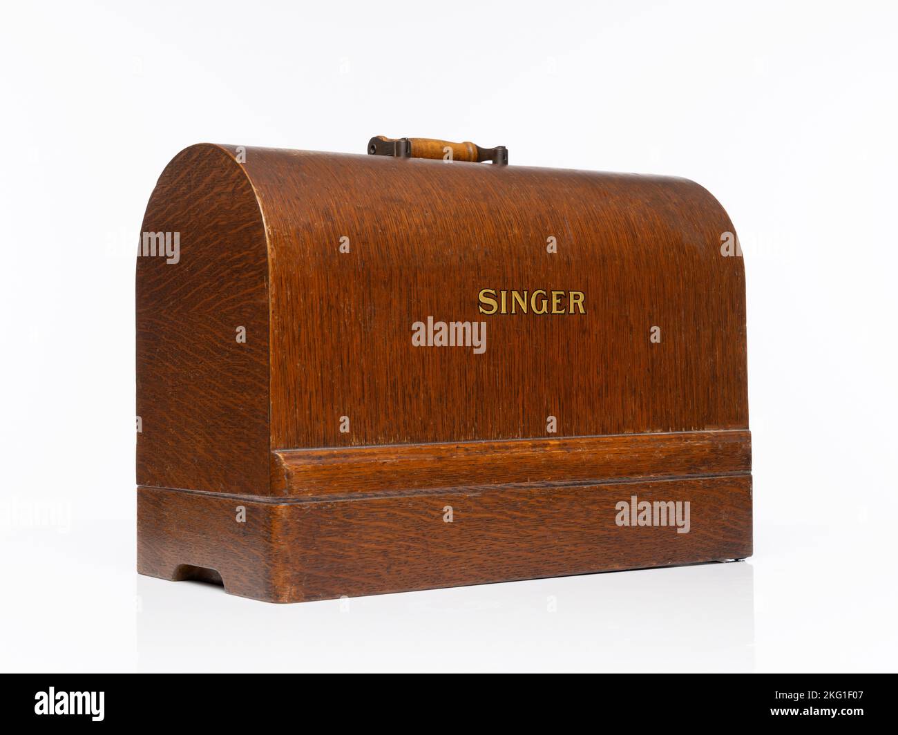 Isolierter klassischer Holzkoffer für eine Singer 99k Nähmaschine Stockfoto