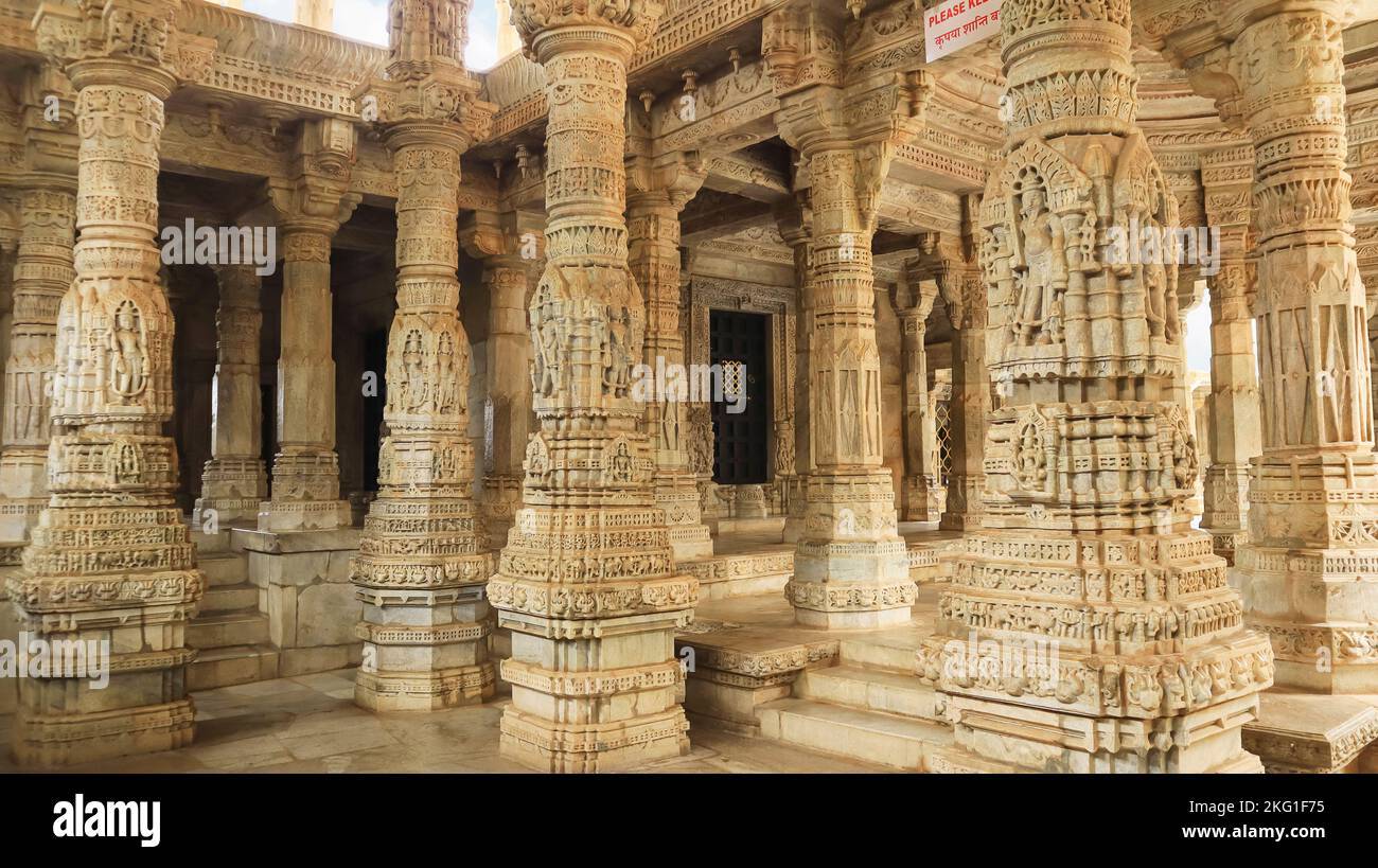 Geschnitzte Säulen Details von Ranakpur Jain Tempel, Rajasthan, Indien. Ranakpur Jain Tempel hat 1444 Säulen individuell geschnitzt und keine zwei Säulen sind die Stockfoto