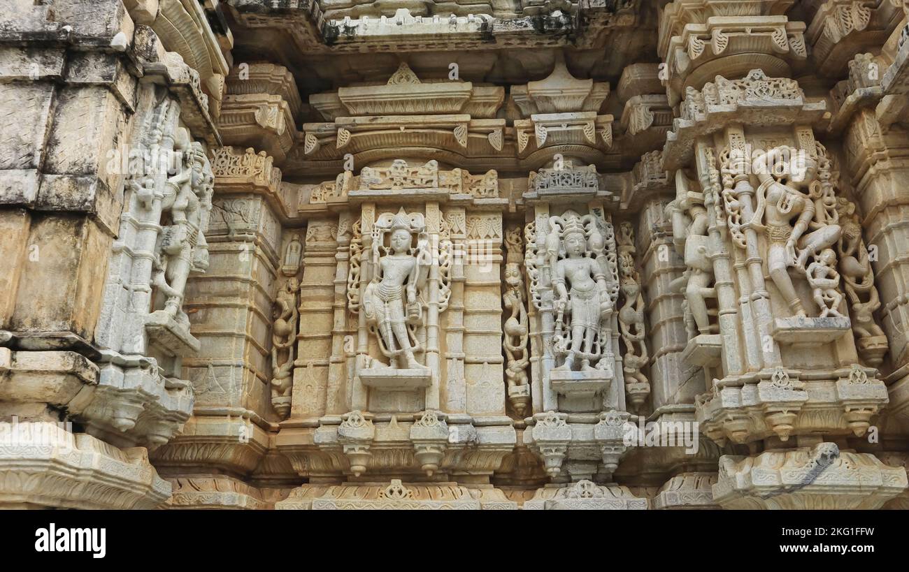 Skulpturen des hinduistischen Gottes und der Göttin auf dem Neminath Jain Tempel, Ranakpur, Rajasthan, Indien. Stockfoto