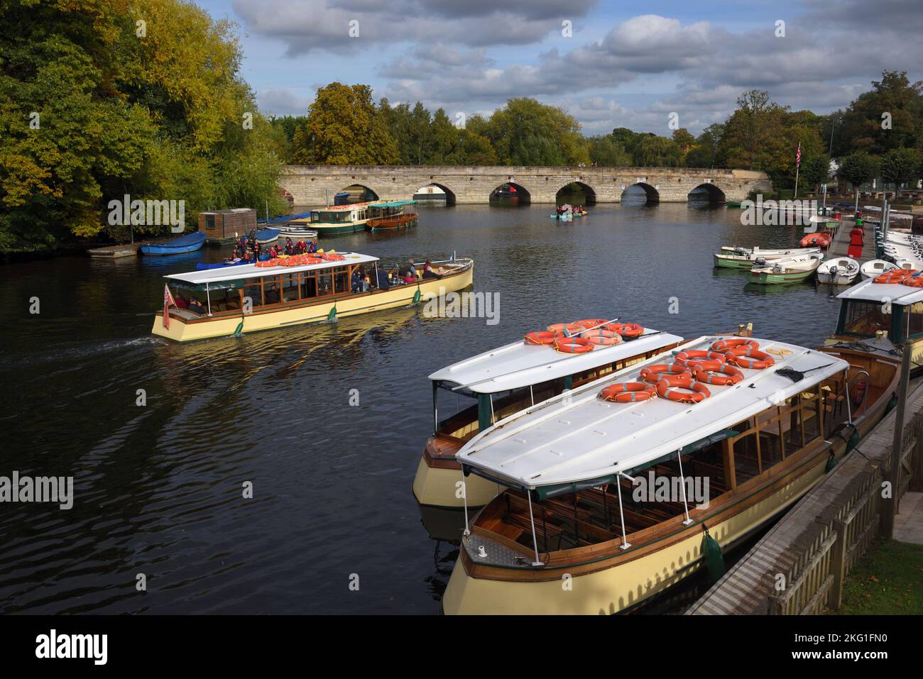 Tour Boote oder Touristenboote und historische Clopton Bridge (1484) über den Fluss Avon in Stratford-upon-Avon England Stockfoto