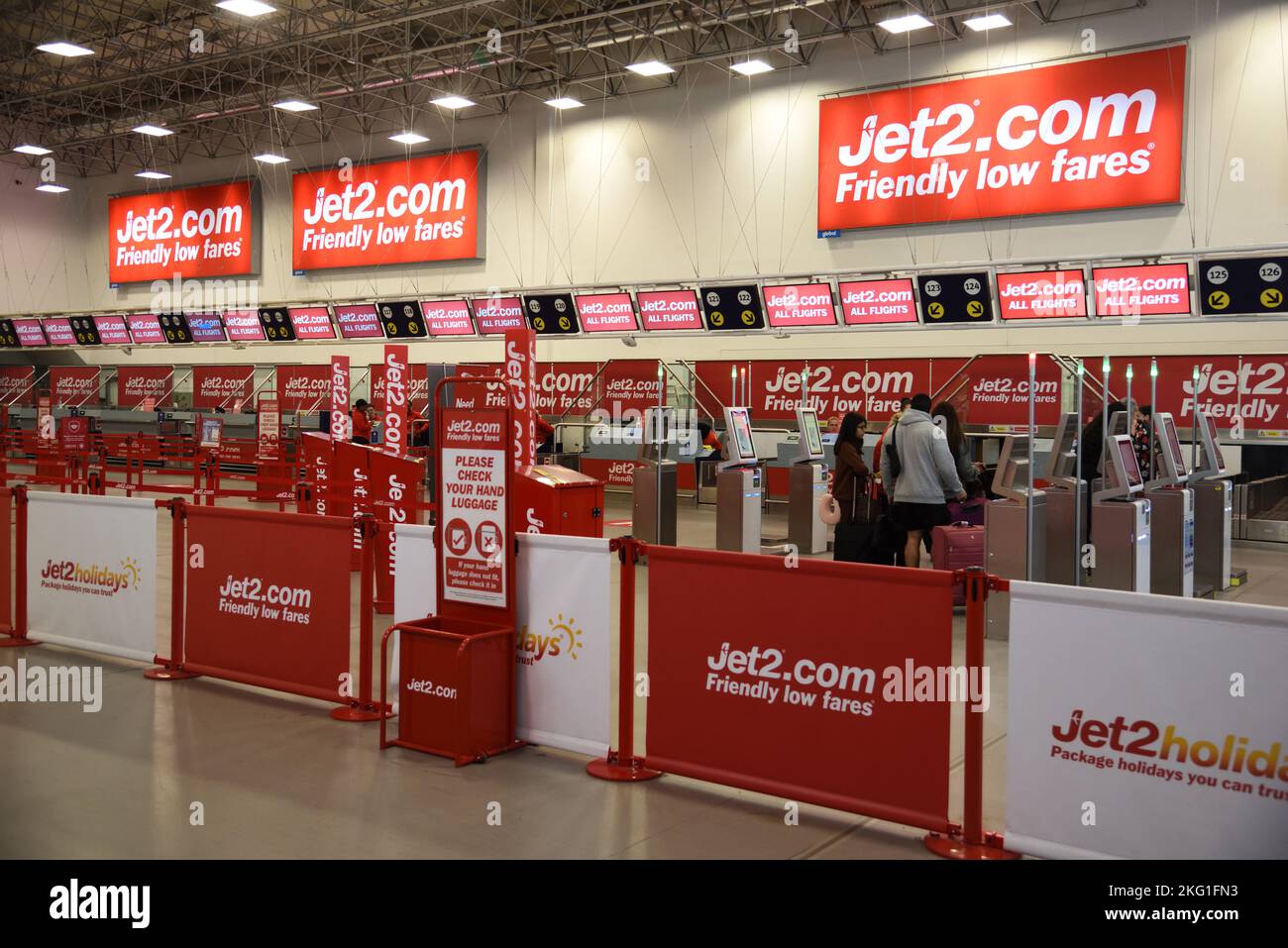 Jet2 Günstige Flüge Flughafen Check-in Schalter in Birmingham Flughafen England Stockfoto