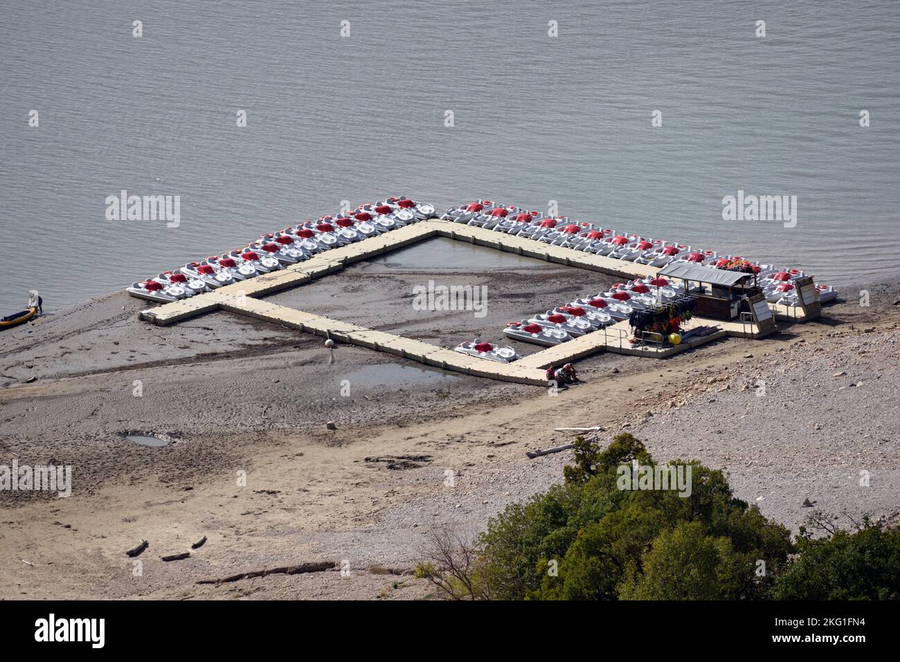 Niedriger Wasserstand Aussetzen Boot Pontoon während der Dürre Saint Croix Lake Var Provence Frankreich Stockfoto