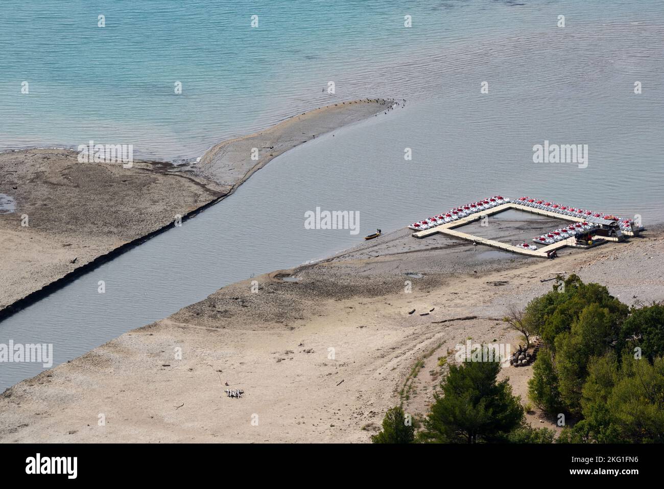Niedriger Wasserstand Aussetzen Boot Pontoon während der Dürre Saint Croix Lake Var Provence Frankreich Stockfoto