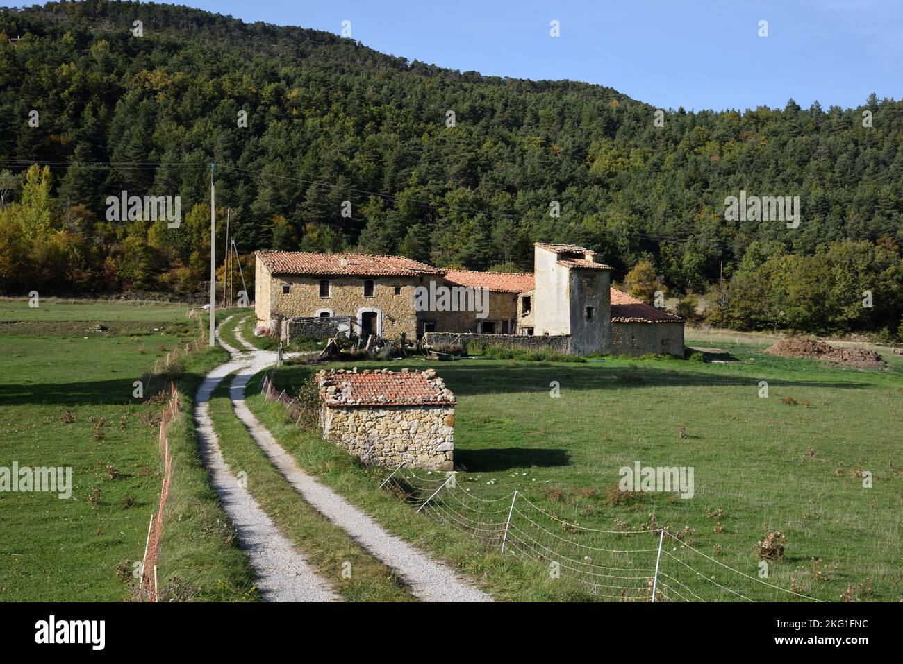 Traditioneller Bauernhof oder Bauernhof und Track La Palud-sur-Verdon Alpes-de-Haute-Provence Stockfoto