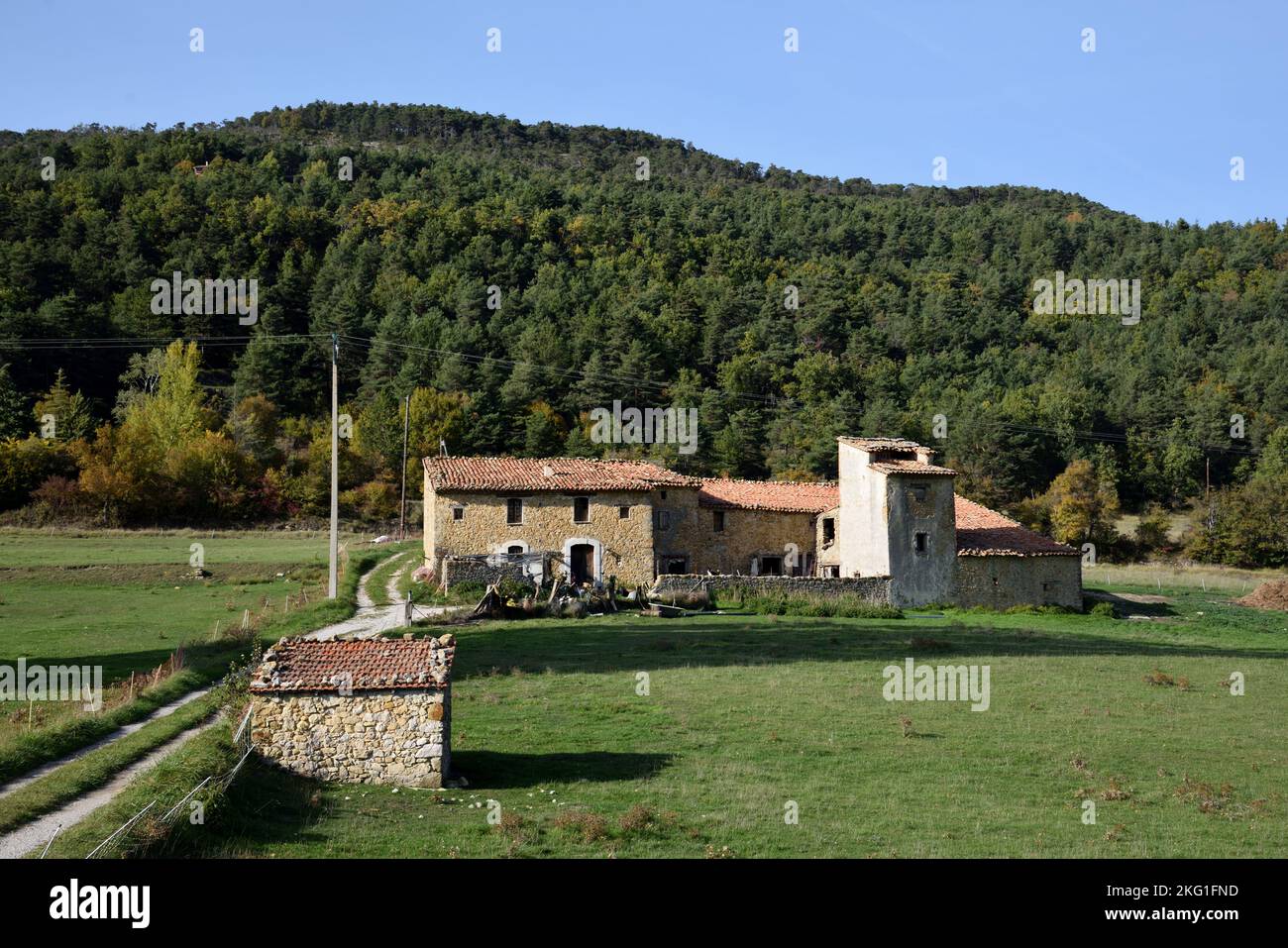 Traditioneller Bauernhof oder Bauernhof und Track La Palud-sur-Verdon Alpes-de-Haute-Provence Stockfoto