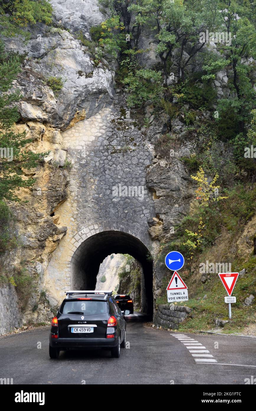 Autos betreten engen Single File Road Tunnel durch Klippen oder Felsvorsprünge der Verdon Gorge Rougon Alpes-de-Haute-Provence Frankreich Stockfoto