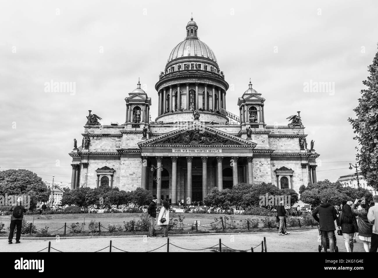 Die Menschen laufen um den Platz in der Nähe der Isaakskathedrale, einem Wahrzeichen von St. Petersburg, Russland. Stockfoto