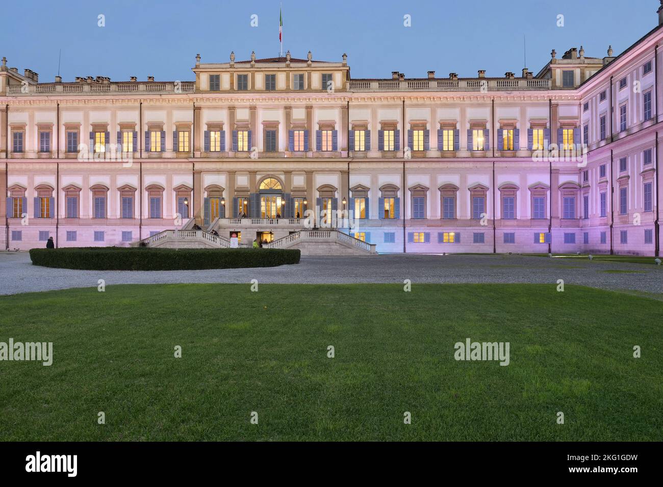 Architektur und Details der Villa reale in der Nacht, Palast, neoklassizistisches Gebäude im königlichen Park von Monza Stockfoto