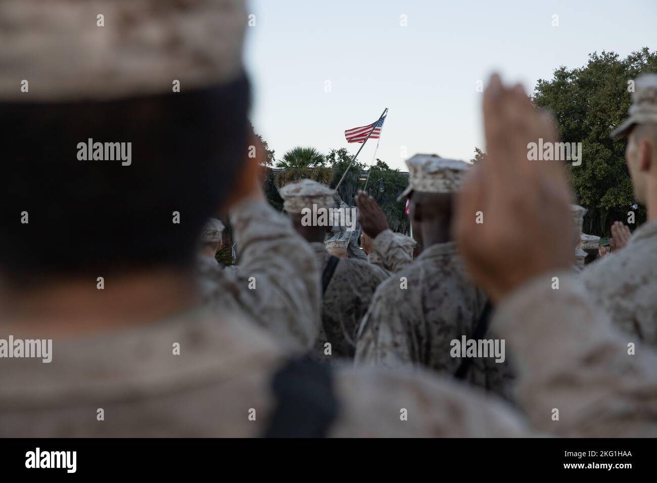 U.S. Marines with Papa Company, 4. Recruit Training Bataillon, rezitieren den Eid der Einberufung auf Marine Corps Recruit Depot Parris Island, S.C., 21. Oktober 2022. Die EGA ist das offizielle Emblem und Insignien des Marine Corps. Stockfoto