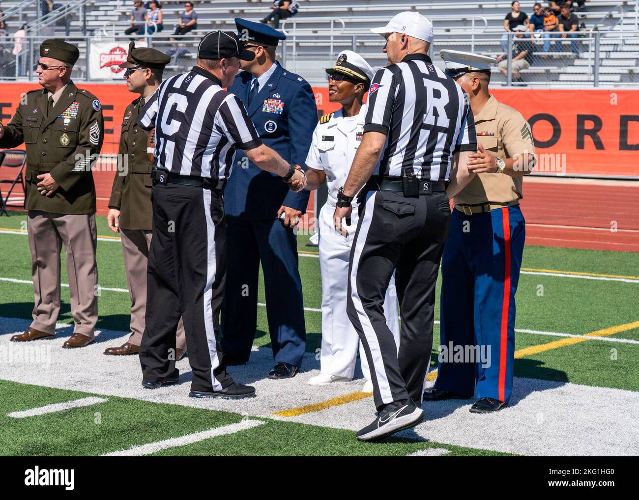 SAN ANTONIO, Texas - (Okt 22, 2022) die University of the Incarnate Word (UIW) veranstaltete im Gayle und Tom Benson Stadium ein militärisches Würdigung-Fußballspiel gegen die Faulker University und wurde auf ESPN+ ausgestrahlt. Rekrutierer von der Navy Talent Acquisition Group (NTAG) San Antonio, die von anderen Service Recruiting-Einheiten begleitet wurde, nahmen daran Teil. Zu Ehren des US-Militärs wurde während der Halbzeit des Spiels ein gemeinsamer Diensteid von über hundert zukünftigen Soldaten von Commander Stacey O’Neal, dem Executive Officer von NTAG San Antonio, verwaltet. Stockfoto