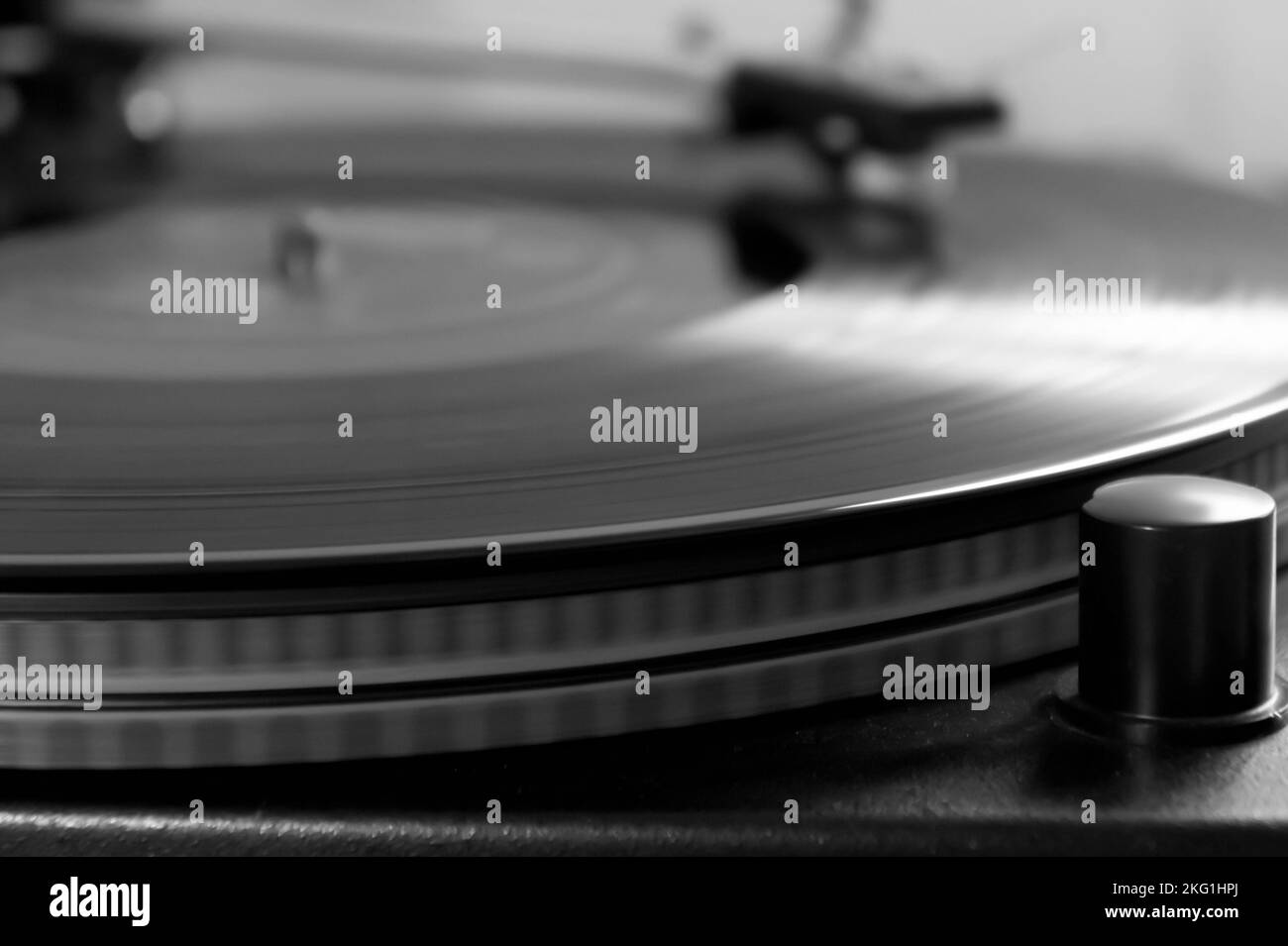 Nahaufnahme vintage Vinyl-Schallplattenspieler. Während der Wiedergabe der Platte. Schwarz-Weiß-Film-Simulation Stockfoto