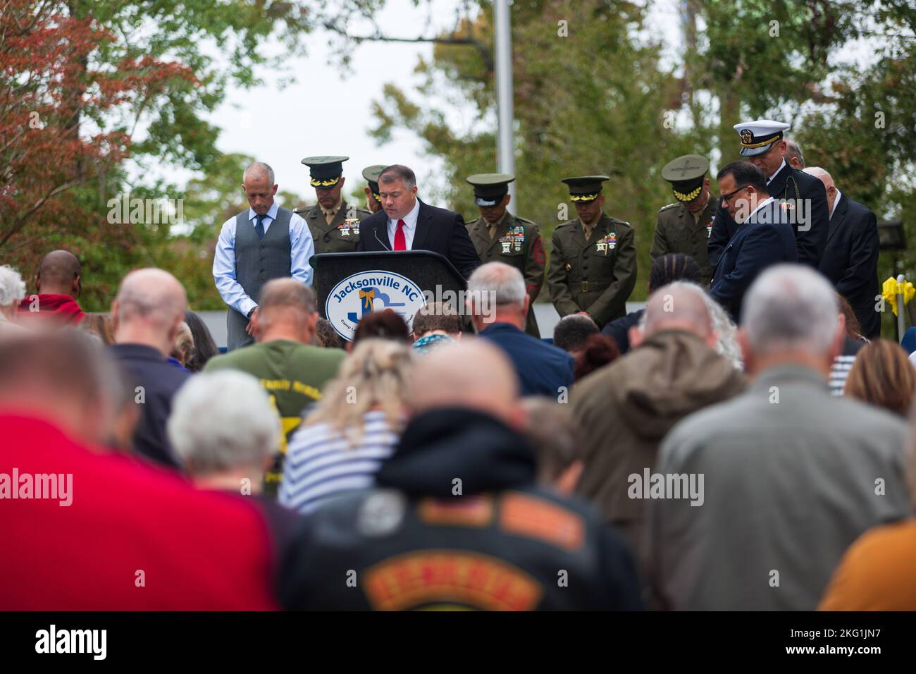 Pastor Robert William, ein Mitglied der Tar Landing Baptist Church, gibt die Anrufung für die jährliche Beirut Memorial Observation Ceremony 39. in den Lejeune Memorial Gardens in Jacksonville, North Carolina, am 23. Oktober 2022. Die Gedenkfeier findet jährlich am 23. Oktober statt, um an die durch die Terroranschläge auf die US-Marinekasernen in Beirut, Libanon und Grenada verlorenen Leben zu erinnern. Stockfoto