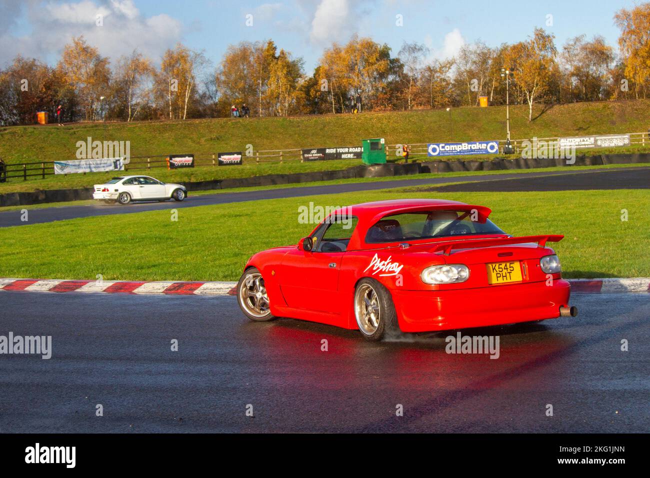 1993 Red MAZDA MX-5 1600cc Benziner 5-Gang-Schaltgetriebe 90s, neunziger Jahre Fahrzeug mit Hinterradantrieb, das auf Drift-Tracks und Hochgeschwindigkeitskurvenfahrten auf nassen Straßen unterwegs ist, an einem Three Sisters Drift Day in Wigan, Großbritannien Stockfoto