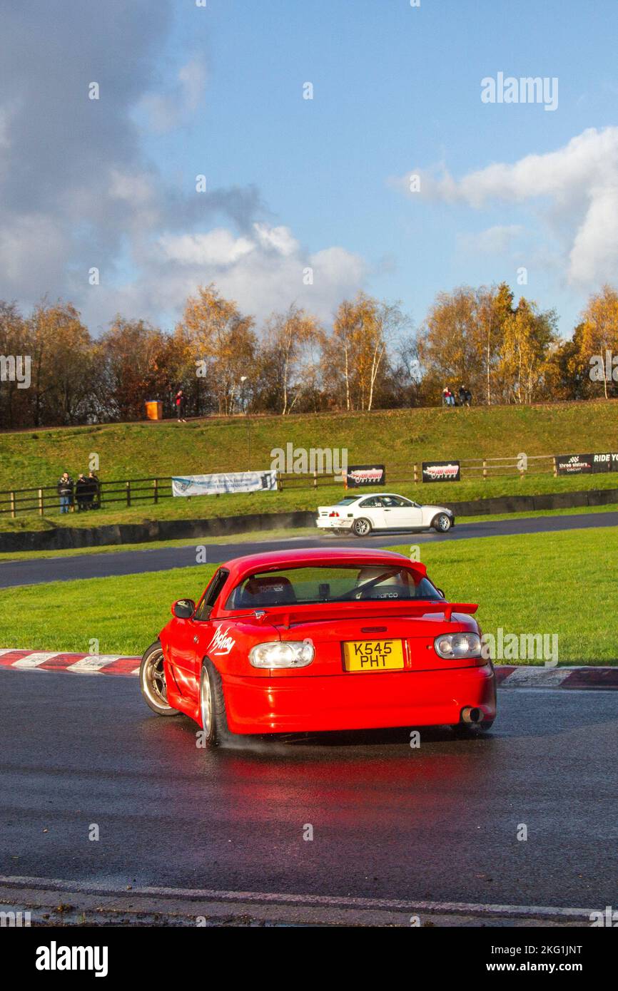 1993 Red MAZDA MX-5 1600cc Benziner 5-Gang-Schaltgetriebe 90s, neunziger Jahre Fahrzeug mit Hinterradantrieb, das auf Drift-Tracks und Hochgeschwindigkeitskurvenfahrten auf nassen Straßen unterwegs ist, an einem Three Sisters Drift Day in Wigan, Großbritannien Stockfoto