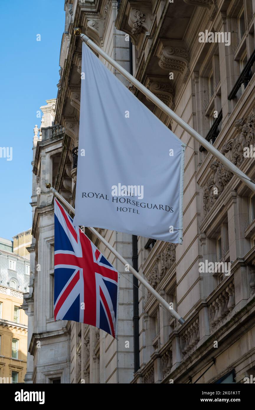 Union Jack Flagge und Namensschild über dem Eingang zum Royal Horseguards Hotel. Whitehall Court, London, England, Großbritannien Stockfoto