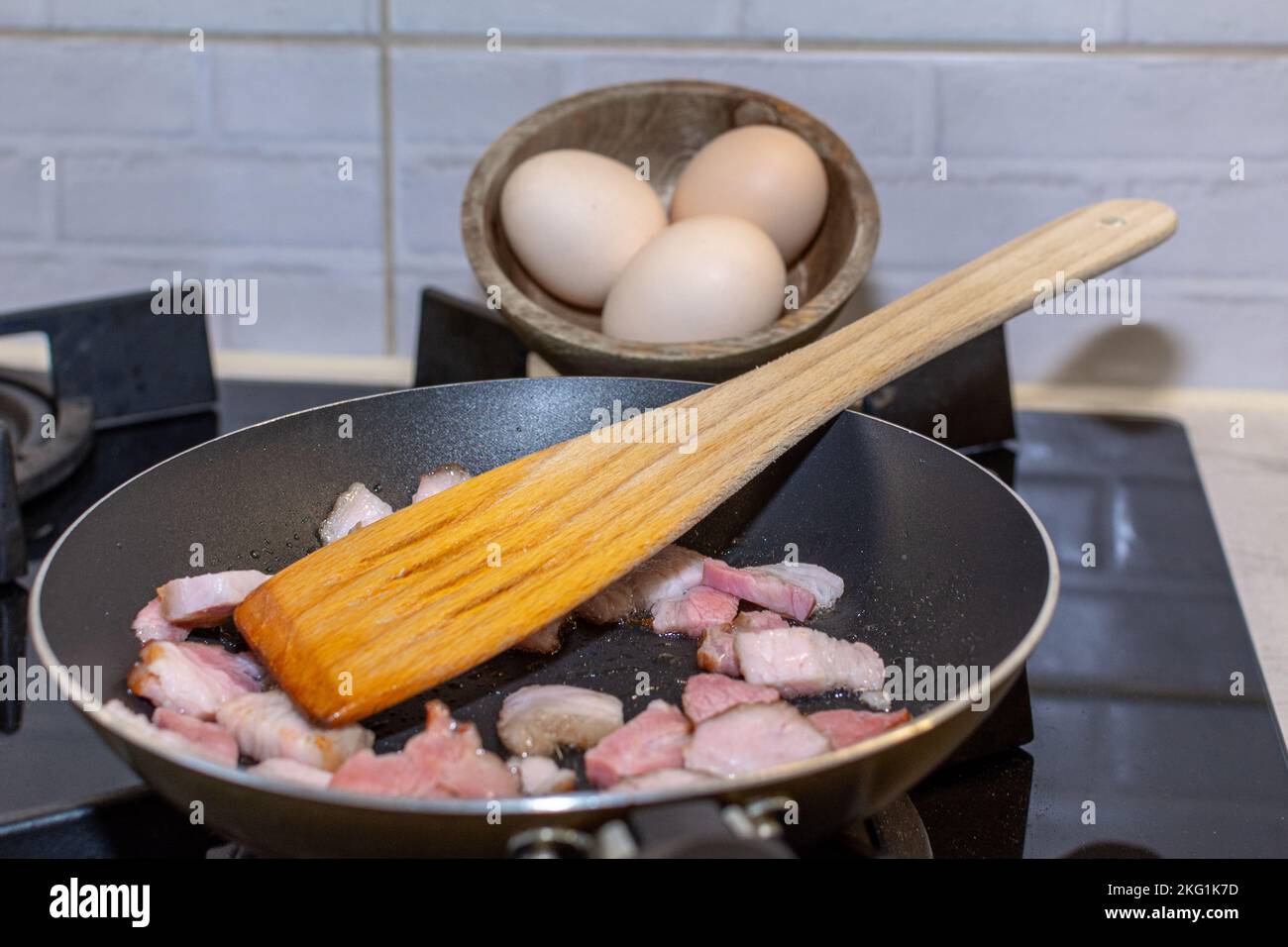 Speck in einer Pfanne gebraten wie die Basis von guten Rühreiern. Stockfoto