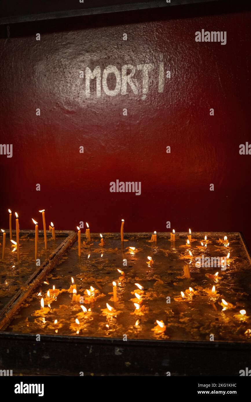 Die Kirche zündete Kerzen für die Ruhe der Seelen der Toten in der orthodoxen Metropolitan Cathedral an. Timisoara, Rumänien (MORTI - tot steht an der Wand) Stockfoto