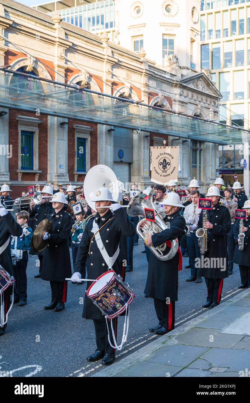 Nach der Lord Mayors Show spielen die Royal Marines Band zusammen mit der 1. Claygate Scout & Guide Band im Smithfield Market London, England Stockfoto