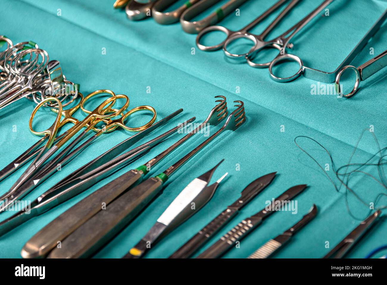 Vorbereitung für chirurgische Instrumente während der Operation, Schere,  Pinzette und Skalpell, gerade Schere zum Schneiden von Nahtmaterial, wo sie  als gebogene Schere dient Stockfotografie - Alamy