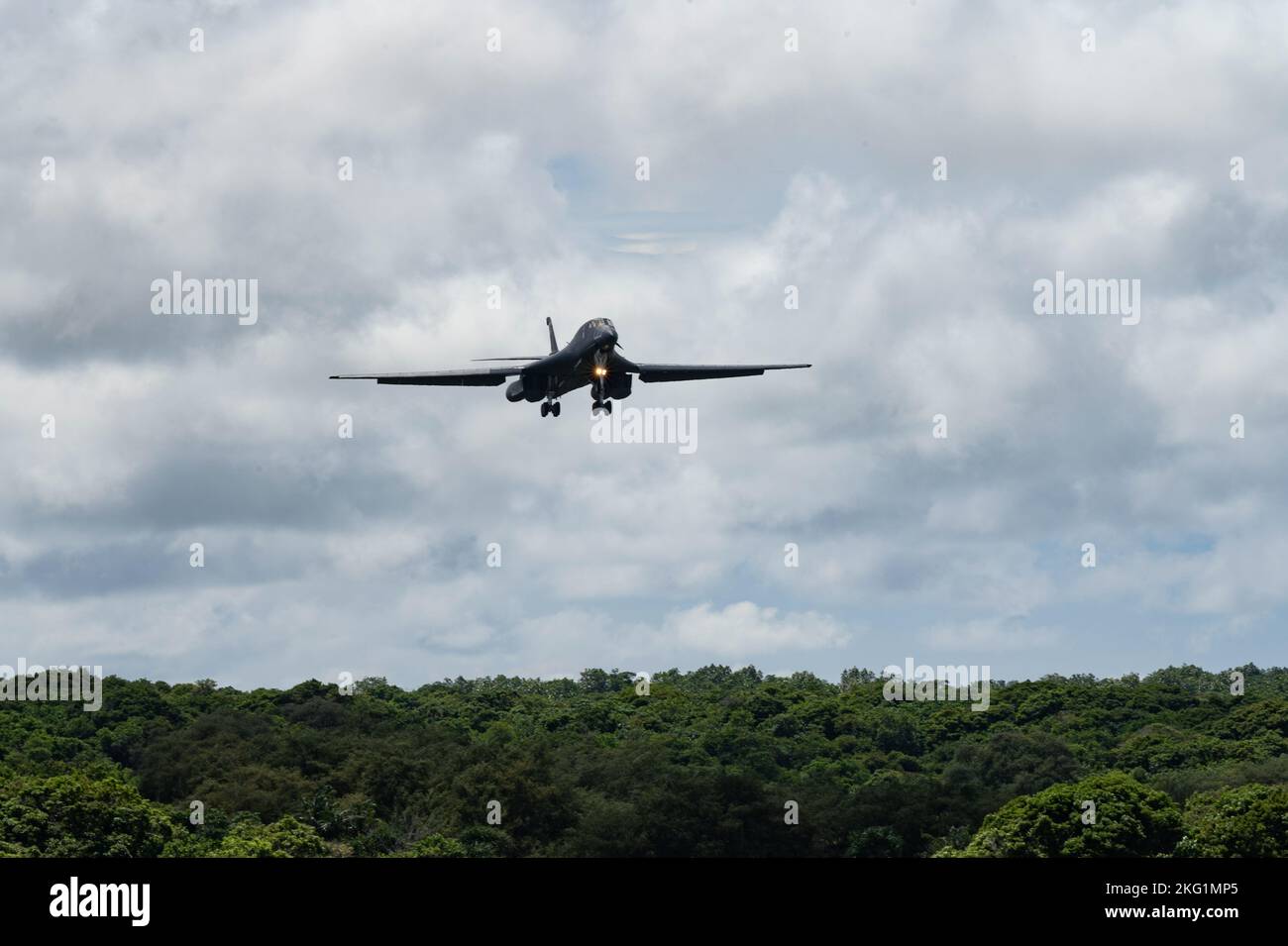 Ein US Air Force B-1B Lancer, der der Expeditionary Bomb Squadron 37., dem Luftwaffenstützpunkt Ellsworth, South Dakota, zugewiesen wurde, bereitet sich auf die Landung auf der Andersen AFB, Guam, für eine Bomber Task Force-Mission am 18. Oktober 2022 vor. Die kombinierte Flügel-/Karosseriekonfiguration des Lancer, die Flügel mit variabler Geometrie und die Turbofan-Nachverbrennungsmotoren sorgen zusammen für Manövrierbarkeit über lange Reichweite und hohe Geschwindigkeit und erhöhen gleichzeitig die Überlebensfähigkeit. Stockfoto