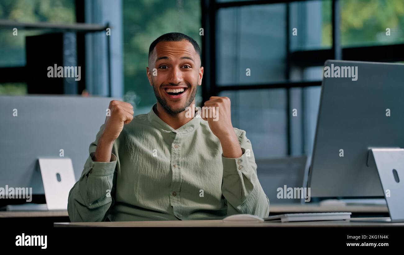 Afroamerikanische Arbeiter Eingabe Computer multirassischen Geschäftsmann Unternehmer Manager im Büro gewinnen im Netz online Sieg Erfolg Projekt Angebot Stockfoto