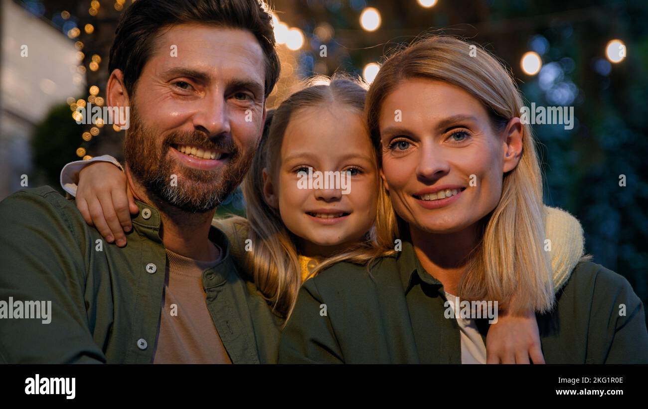 Familienportrait im Freien lächelnd kaukasischen Eltern mit Gewahrsam adoptierte kleines Mädchen Kind. Nahaufnahme Kopfschuss glücklich Gesichter erwachsenen bärtigen Mann Stockfoto