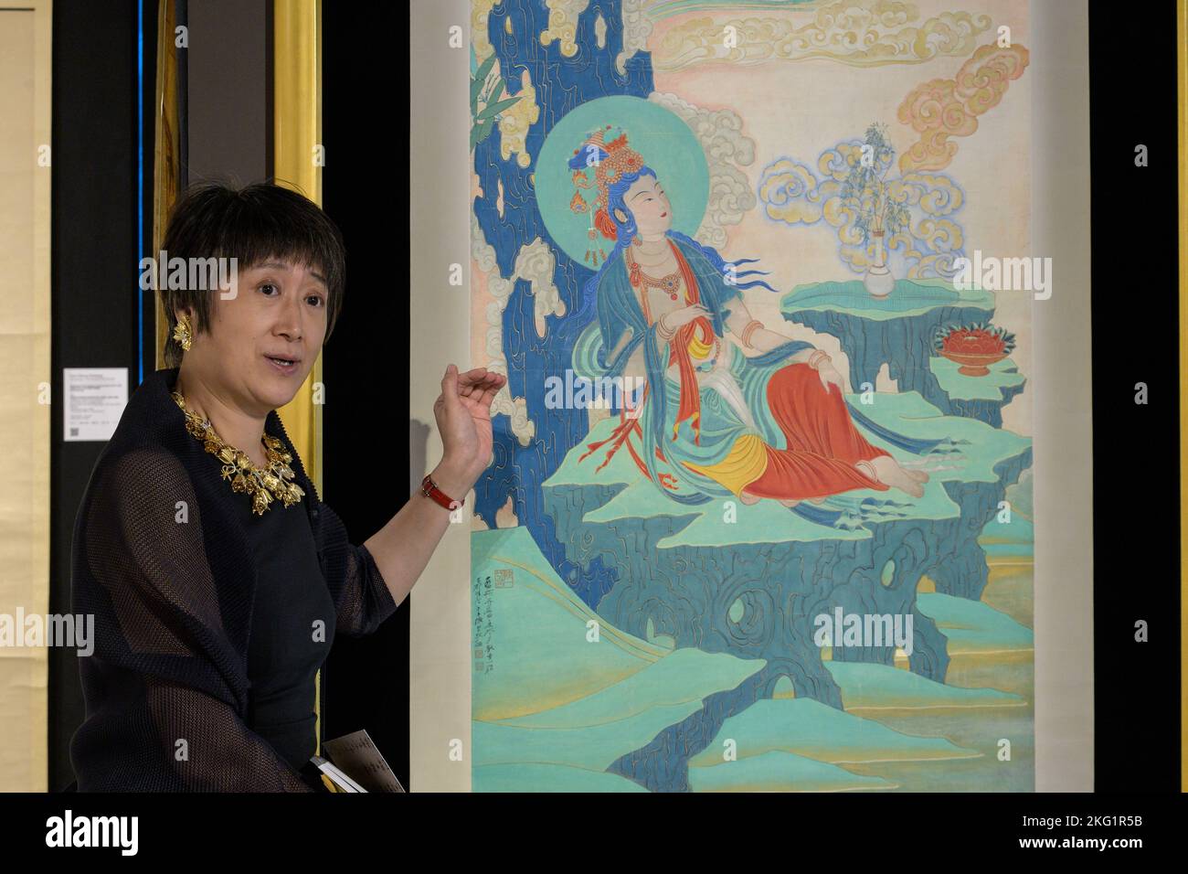 21. November 2022, Hongkong, Hongkong SAR, China: Hongkong, China: 21. November 2022. Bonhams Chinese Ceramics and Works of Art Sales .Iris Miao, Consulting Head of Chinese Painting for Bonhams, zeigt ''˜Water-Moon Guanine' von ZHANG DAQIAN (1899-1983).Geschätzter Preis HKD 10.000, 00-20.000.000 (Kreditbild: © Jayne Russell/ZUMA Press Wire) Stockfoto