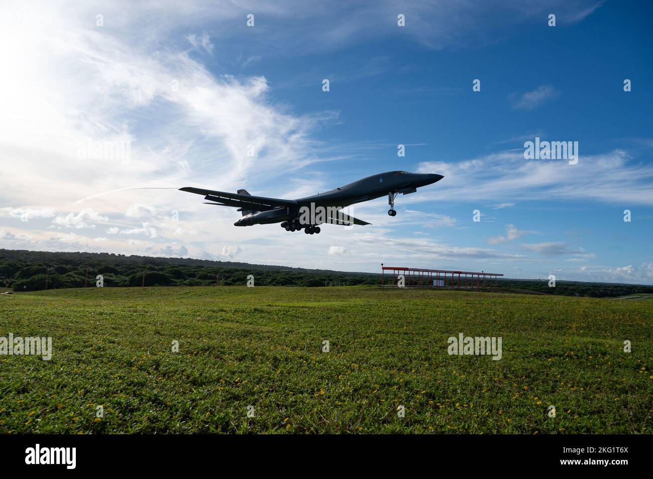 Ein US Air Force B-1B Lancer, der der Expeditionary Bomb Squadron 37., dem Luftwaffenstützpunkt Ellsworth, South Dakota, zugewiesen wurde, bereitet sich auf die Landung auf der Andersen AFB, Guam, zur Unterstützung einer Bomber Task Force Mission, am 24. Oktober 2022 vor. Die Multi-Mission B-1, die die größte konventionelle Nutzlast sowohl von geführten als auch unbewaffenträgerten Waffen im Bestand der Luftwaffe trägt, ist das Rückgrat der amerikanischen Langstreckenbombertruppe. Stockfoto