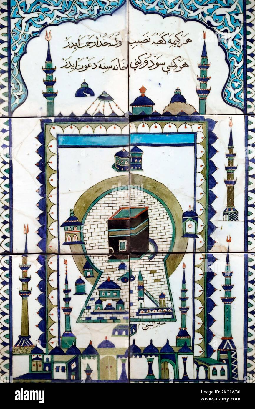 Louvre Abu Dhabi Kunst- und Zivilisationsmuseum. Tafel mit der Moschee Al-Masjid al Haram in Mekka. Türkei, Iznik, 1650-1700. Vereinigte Arabische Emirate. Stockfoto