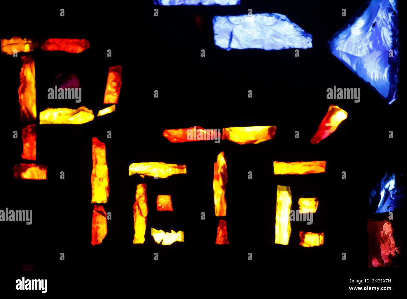 Kirche des heiligen Bernard-de-Menthon. Buntglasfenster. Eine der sieben Tugenden: Hingabe. Schweiz. Stockfoto