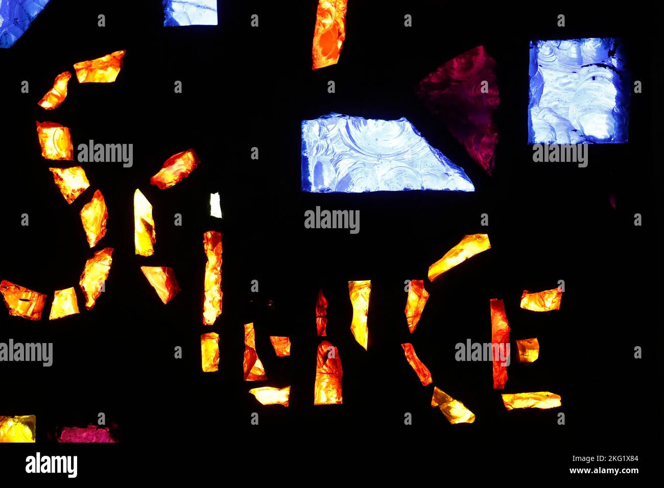 Kirche des heiligen Bernard-de-Menthon. Buntglasfenster. Eine der sieben Tugenden: Stille. Schweiz. Stockfoto