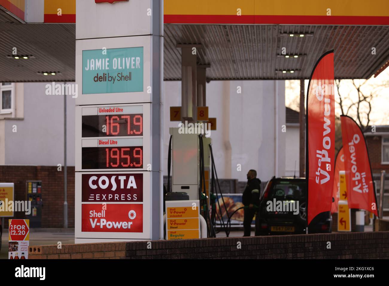 Diesel- und Benzinpreise werden am Wochenende auf dem Vorplatz der Tankstellen in London angezeigt. Stockfoto