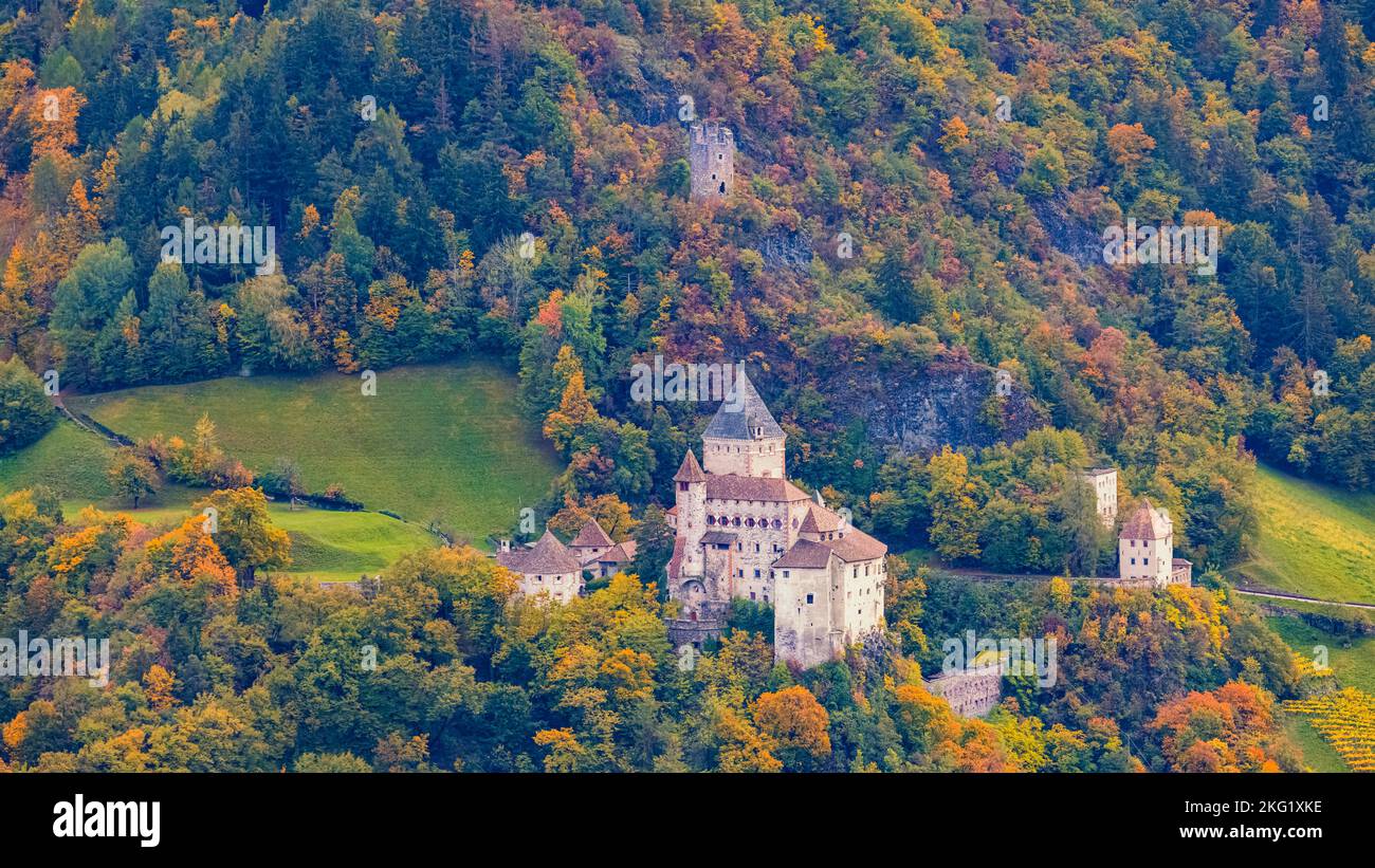 Herbst mit Herbstfarben auf Schloss Trostburg - "Trostburg" auf Deutsch, "Castel Trostburg" oder "Castel Forte" auf Italienisch -, eine der schönsten Ca Stockfoto