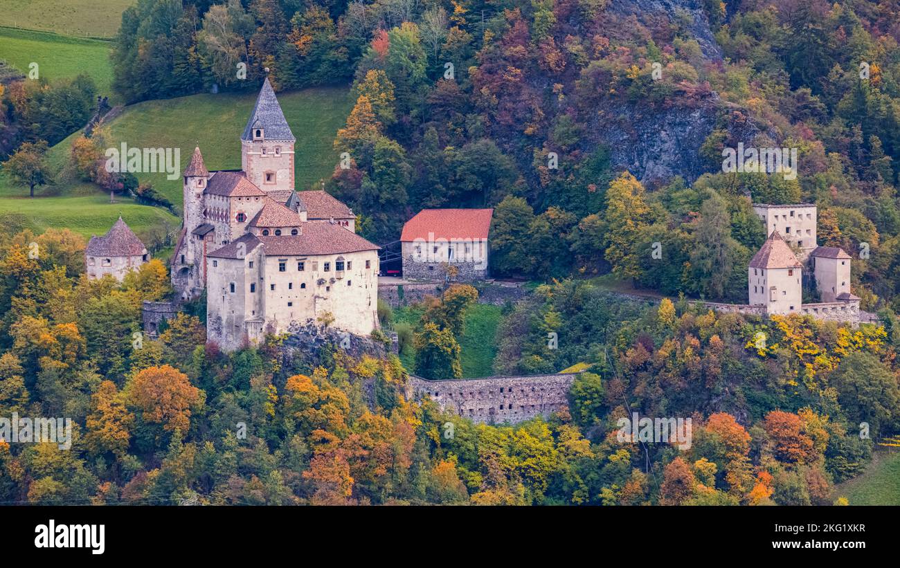 Herbst mit Herbstfarben auf Schloss Trostburg - "Trostburg" auf Deutsch, "Castel Trostburg" oder "Castel Forte" auf Italienisch -, eine der schönsten Ca Stockfoto
