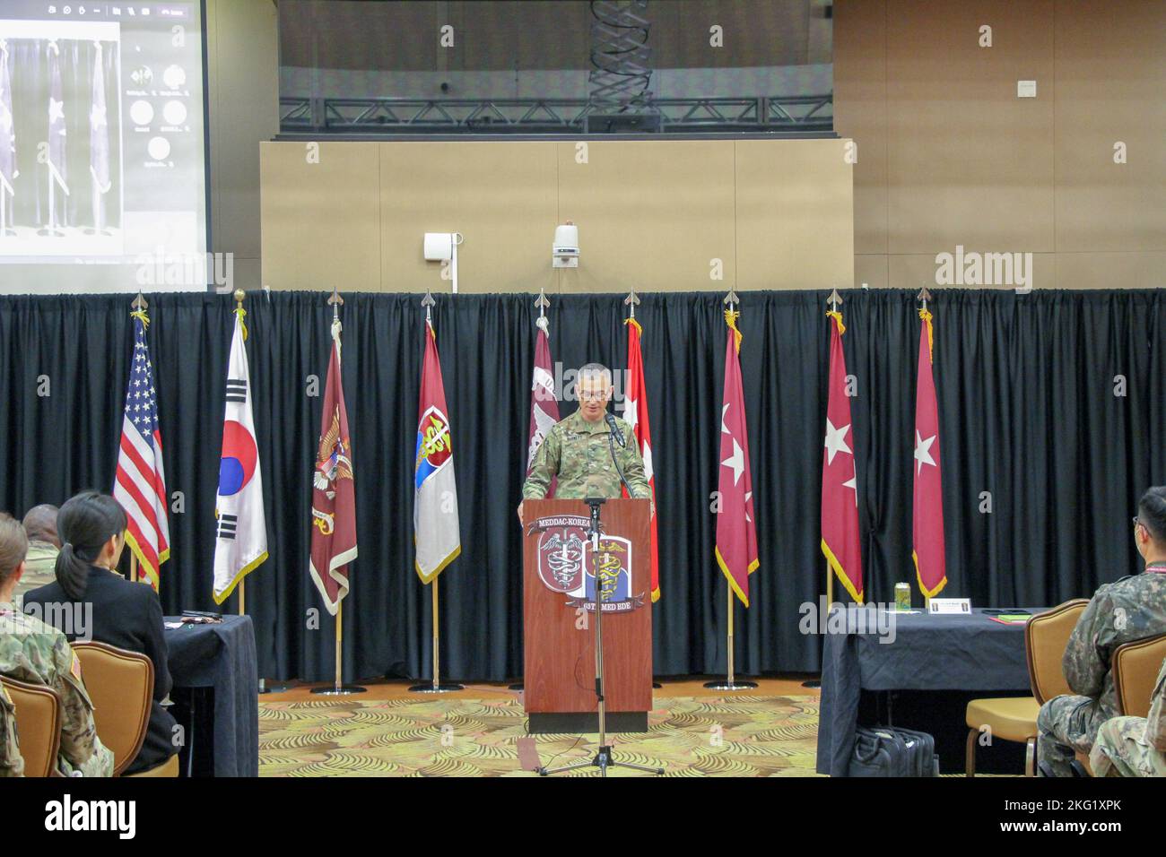 65. Kommandant der medizinischen Brigade, Col Lee A. Burnett, gibt die Eröffnungsrede für die Parallele von 38.. Stockfoto