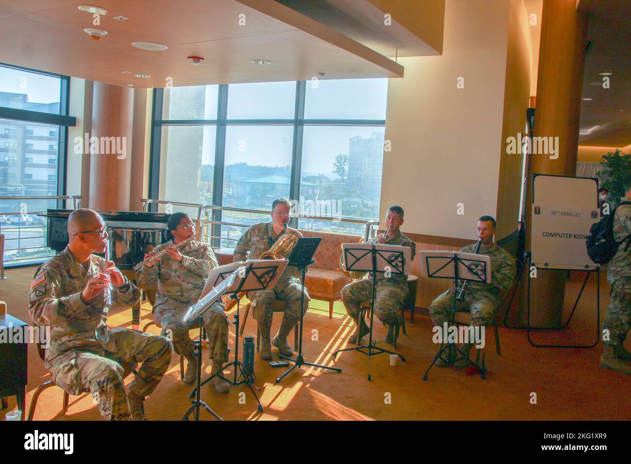 Die 8. Army Band wurde zur 38. Parallel eingeladen, um während der Plenarsitzung zu spielen. Stockfoto